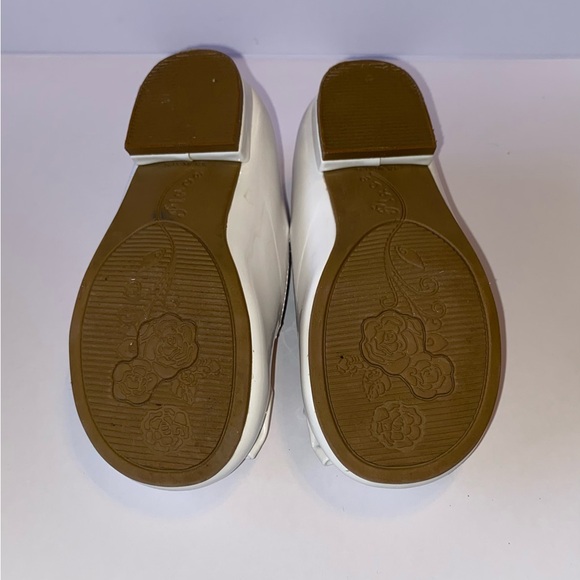 Place White Patent Mary Jane’s with Ruffle Socks - Picture 7 of 12